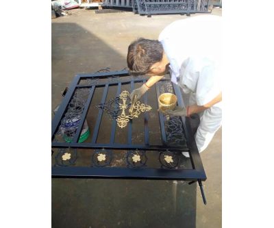 铁艺大门刷漆中